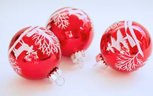 Bolas de navidad que representan Feliz Navidad en todos los idiomas