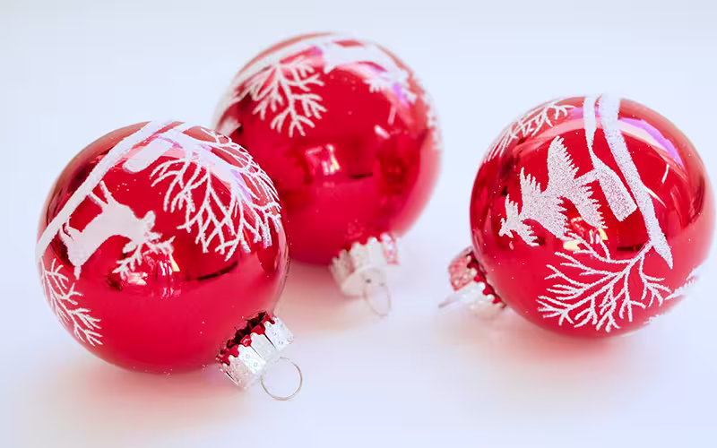 Bolas de navidad que representan Feliz Navidad en todos los idiomas